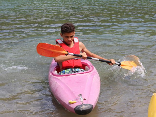 Ado qui fait du kayak en colo Soleil et Detente à Bauduen