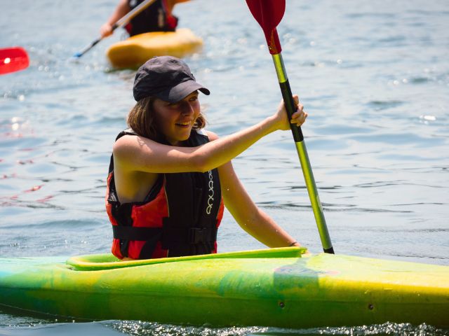 Activité kayak en colo de vacances cet été