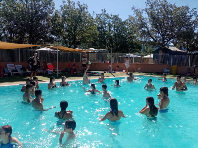 Ados qui profitent en colo de vacances dans la piscine