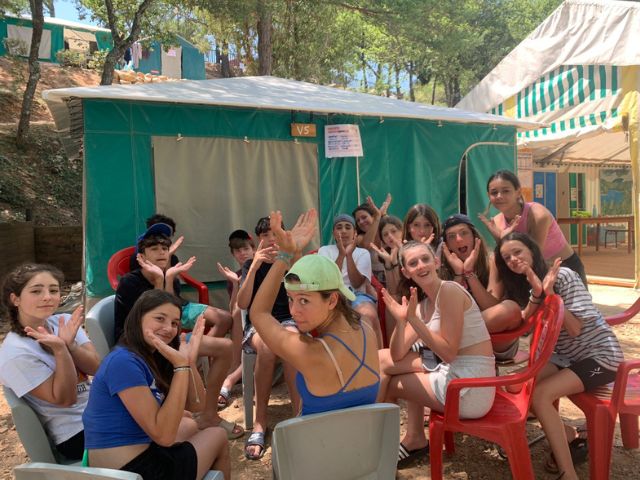 Groupe d'ados à Bauduen qui profite de leurs vacances d'été