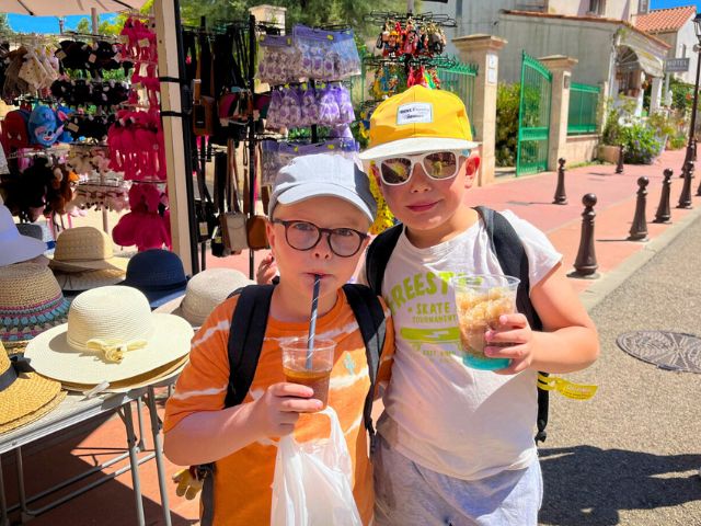 Deux enfants en colo de vacances à la mer cet été