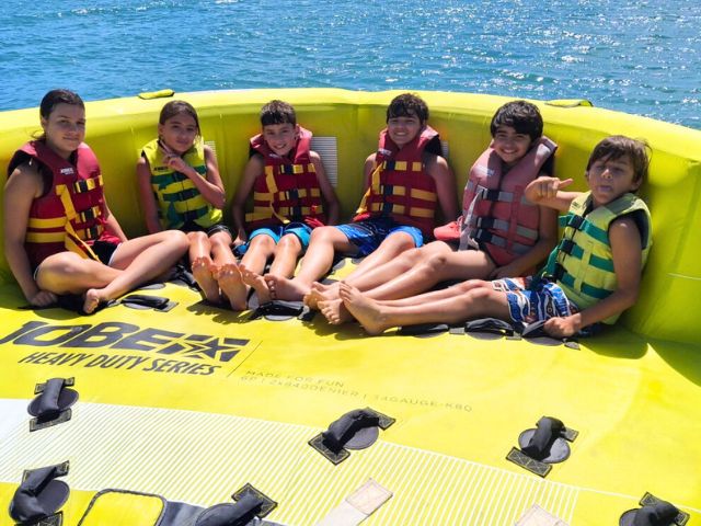 Activité bouée tractée en colo de vacances à la mer cet été