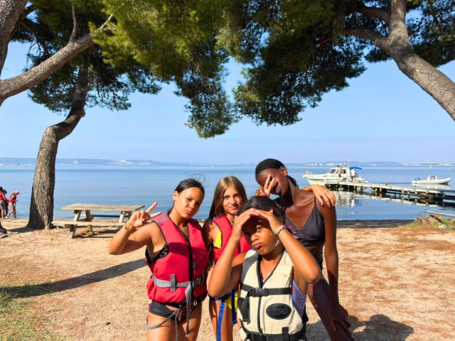 Groupe de pré ados en colo de vacances cet été