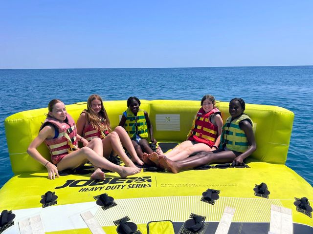 Activité bouée tractée en colo de vacances cet été