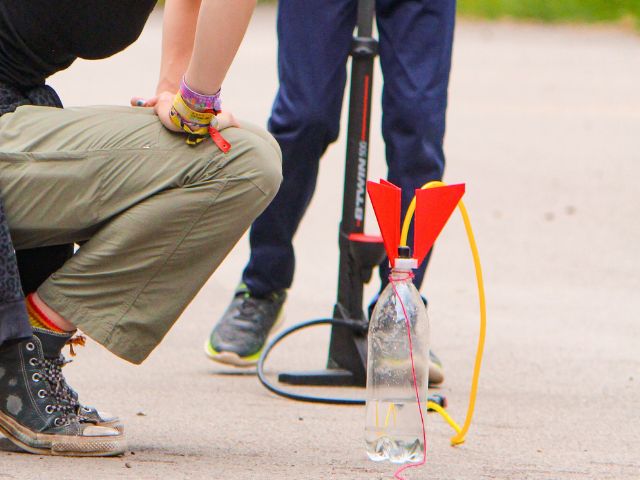 Expériences scientifiques en colo de vacances cet été à Aubenas