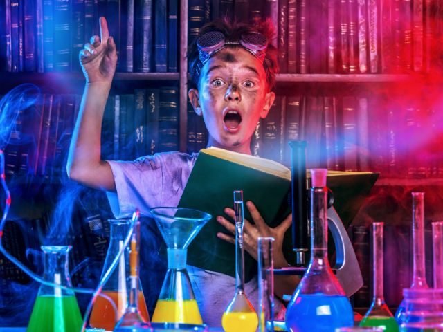 Jeune garcon de 10 ans en colo de vacances scientifique cet été