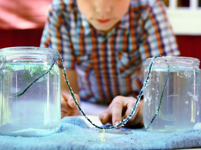 Expériences scientifiques en colo de vacances cet été à Aubenas