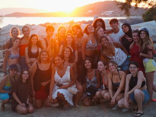 Groupe d'ados parti en colo de vacances itinérante en Grece