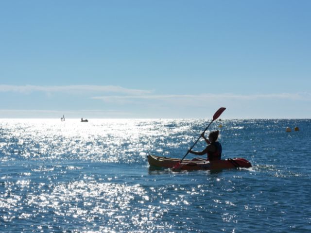 Activité kayak en colo de vacances en Grece cet été