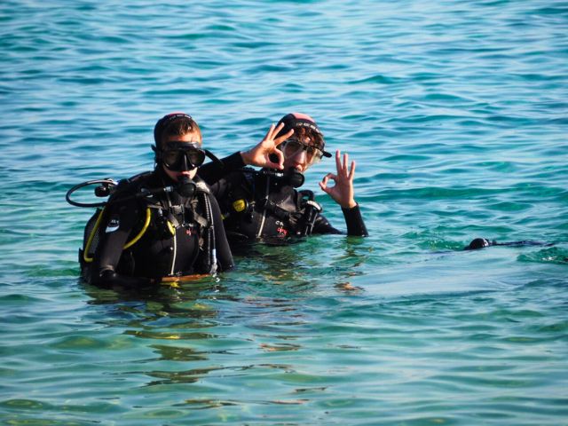 Session de plongée sous marine en colo de vacances en Grece cet été