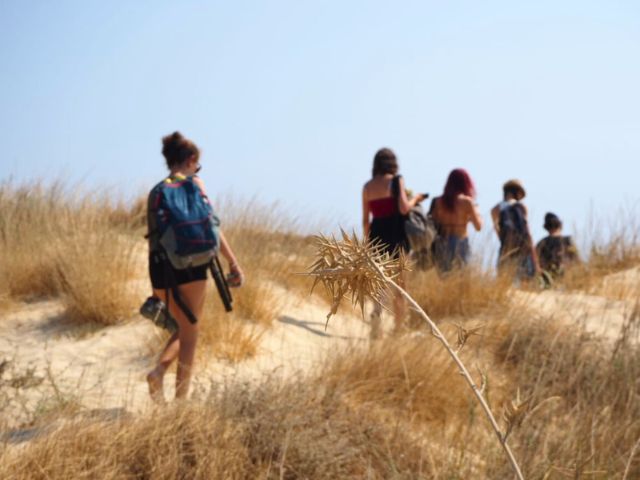 Groupe d'ados en rando durant leur colo itinérante en Grece