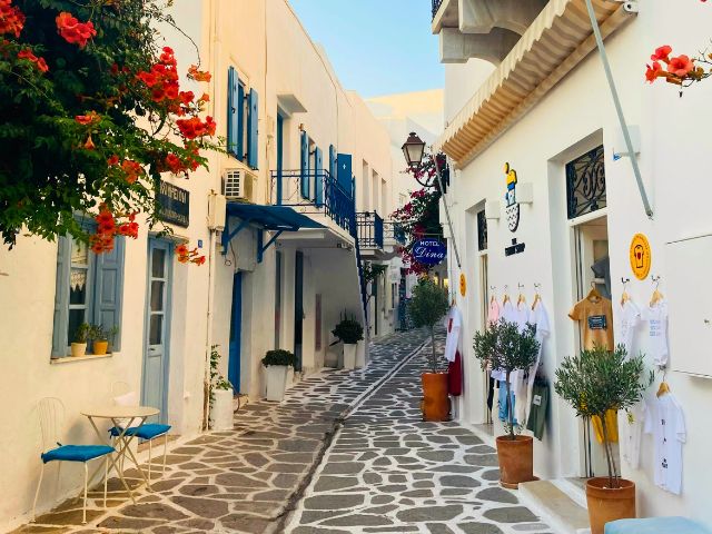 Rue de Paros en colo de vacances cet été