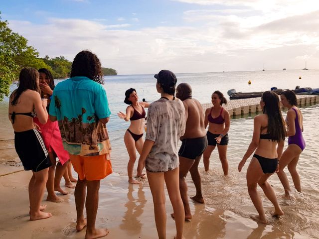 Groupe ados qui s'amuse en colo de vacances estivale en Martinique