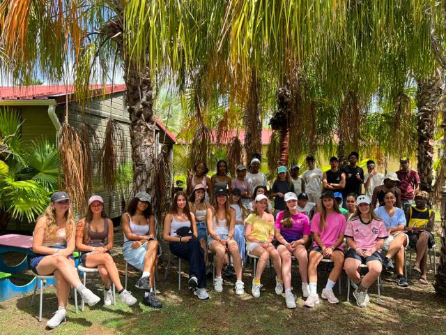 Groupe d'ados en colo de vacances en Martinique cet été