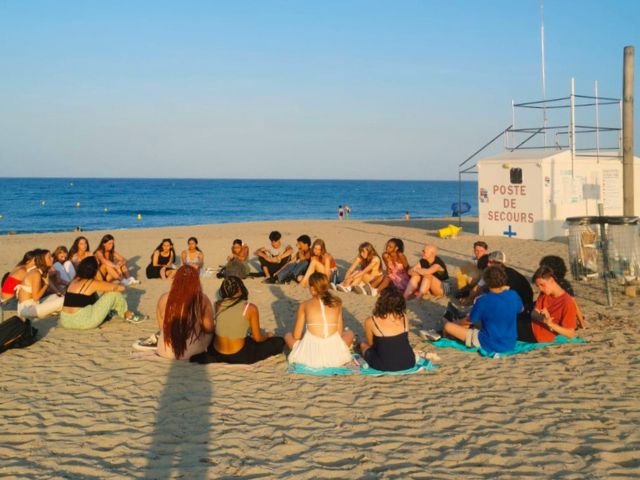 Détente à la plage en colo de vacances cet été