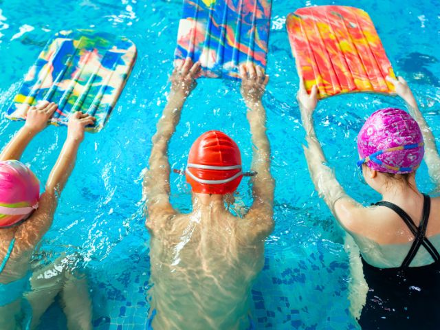 Jeunes en colo le Corps et l'esprit à la piscine