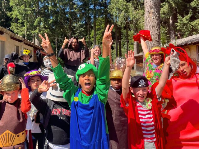 Groupe d'enfants joyeux en colo de vacances à Mont Joyeux cet été