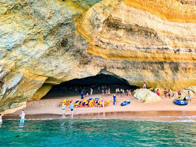 Excursion dans les grottes de Benagil cet été au Portugal