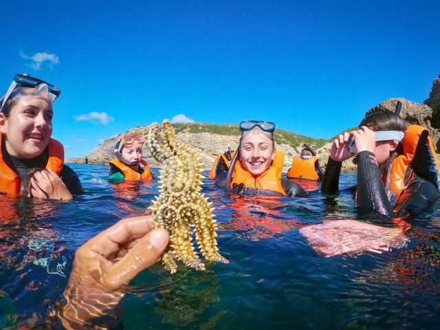 Jeunes qui se baignent en colo de vacances cet été