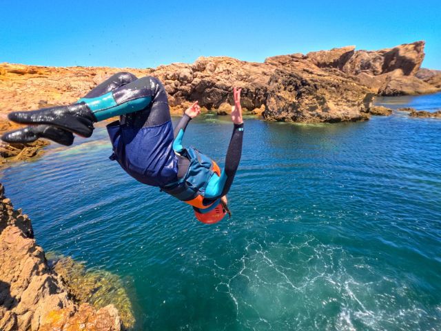 Jeune qui se baigne et s'amuse en colo de vacances cet été