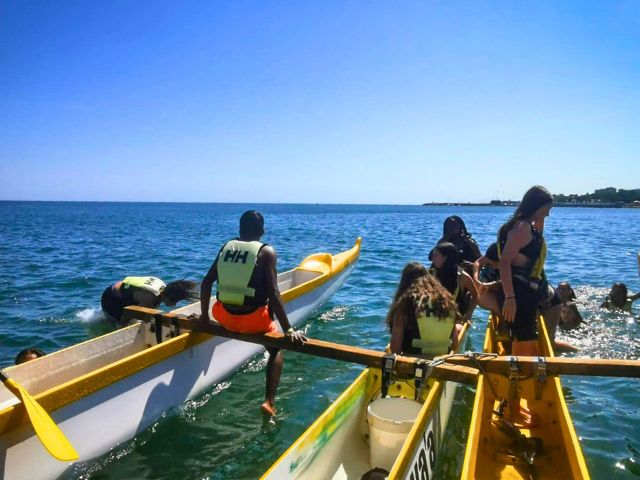 Pirogue hawaienne en colo de vacances au Portugal cet été
