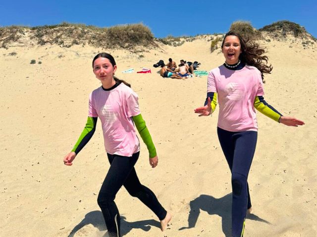 Deux ados en colo de vacances au surf cet été