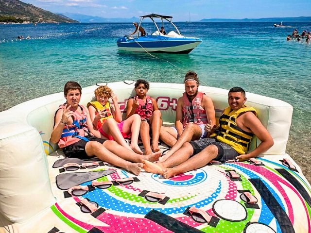 Activité bouée tractée en colo de vacances cet été