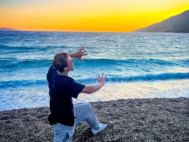 Ado sur la plage qui s'amuse en Croatie