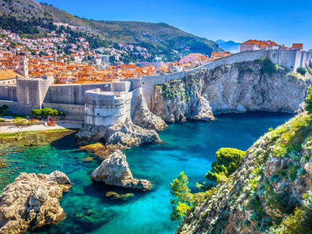Paysage et eau turquoise en Croatie où les jeunes sont partis en colo de vacances