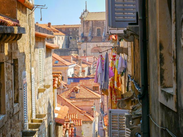 Rues vieille ville Croatie ou les jeunes sont partis en colonie de vacances estivale