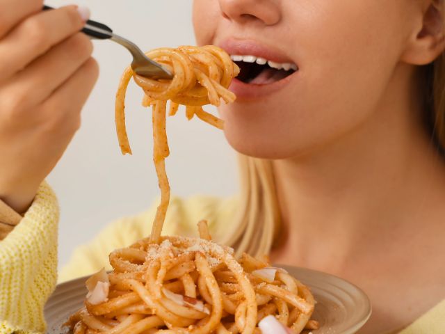 Ado qui déguste des pastas italiennes en colo de vacances en Italie cet été