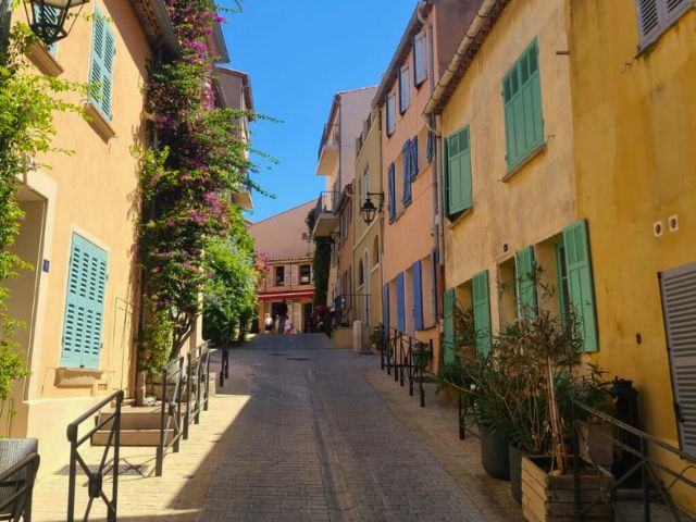 Rue colorée dans le sud de la France ou les jeunes sont partis en colo cet été