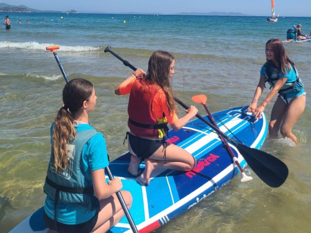 Ados qui font du paddle en colonie de vacances cet été