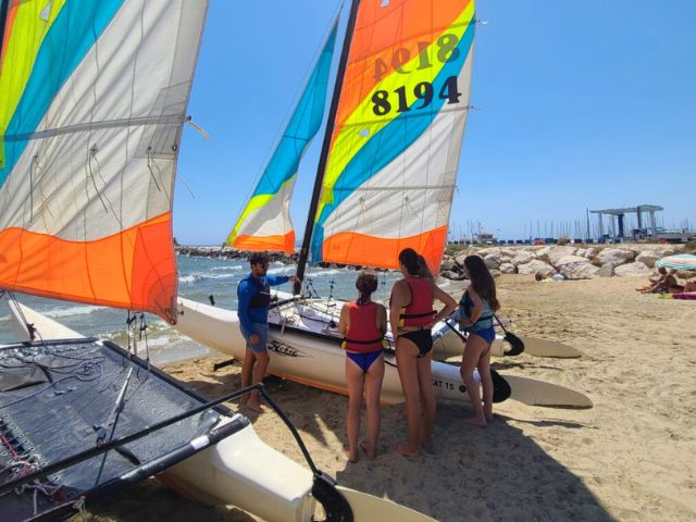 Activité voile en colo de vacances pour ados dans le sud de la France cet été