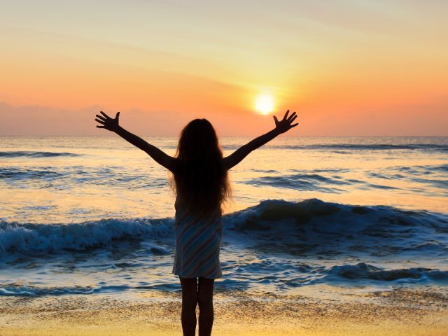 Coucher de soleil sur la plage en colo cet été