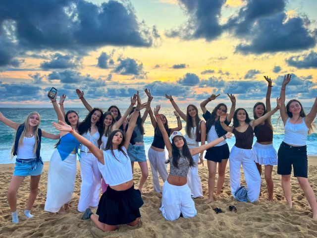 Groupe d'ados en colo de vacances cet été dans le Sud de la France