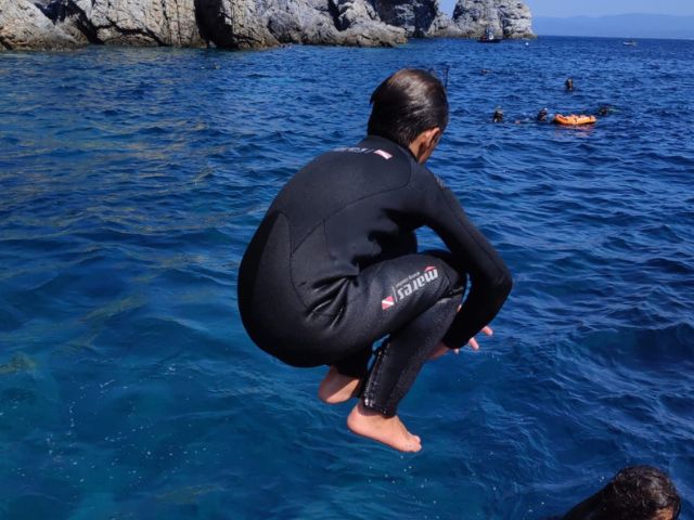 Saut dans la mer en colo