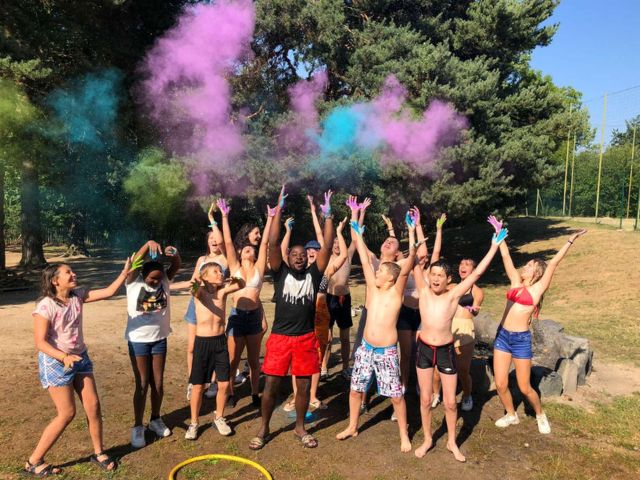 Groupe d'enfants en colo de vacances à Retournac cocktail d'activités