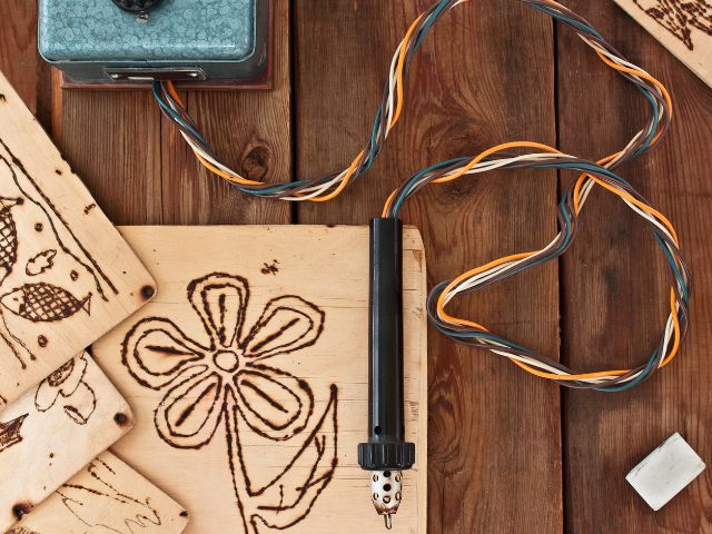 Activité pyrogravure cet été en colo de vacances à Hauteluce