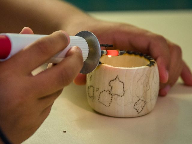 Activité pyrogravure cet été pour les 6-11 ans cet été à Hauteluce