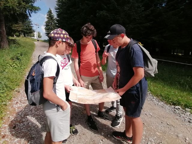 Activité course d'orientation pour les 6-11 ans en colonie de vacances Moto 