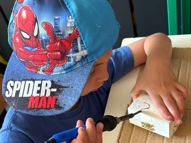 Activité pyrogravure en colo de vacances cet été