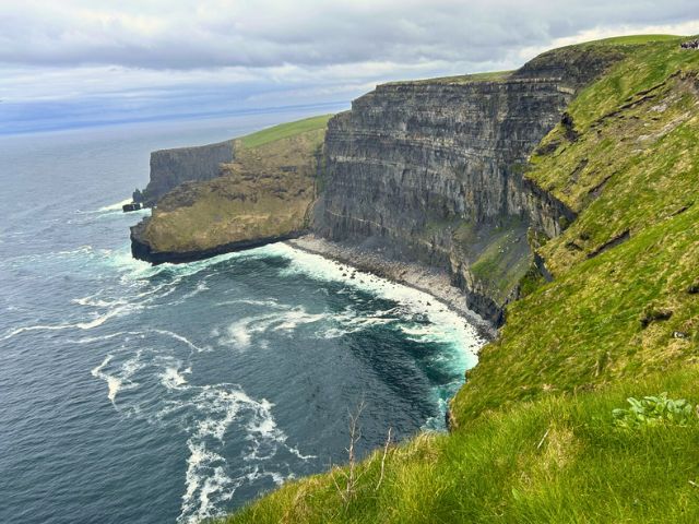 Falaises verdoyantes en Irlande cet été ou les jeunes sont partis en colo