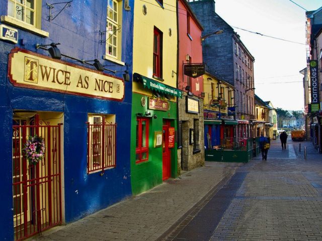 Rues colorées en colo de vacances cet été en Irlande