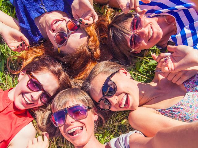 Groupe de jeunes en colo de vacances cet été