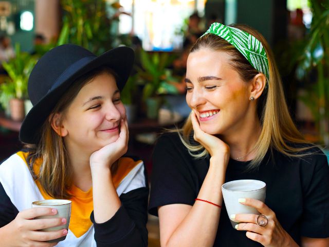 Deux jeunes filles en colo de vacances cet été 