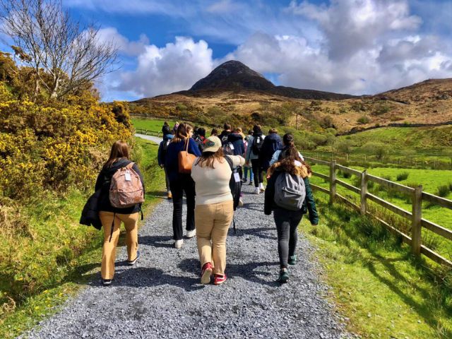Paysage verdoyant en colo de vacances cet été