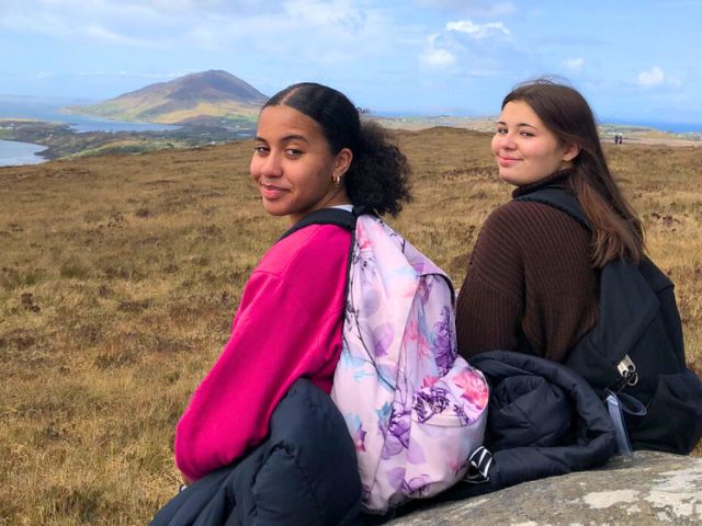 Deux jeunes ados en colo de vacances cet été