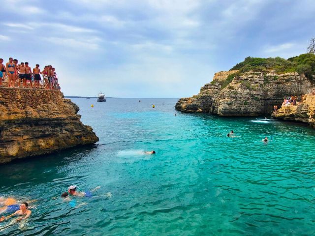 Vue sur mer en colo de vacances cet été sur les iles baléares