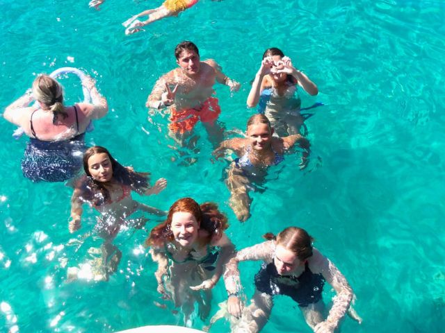 Baignade dans les eaux turquoises de Minorque cet été